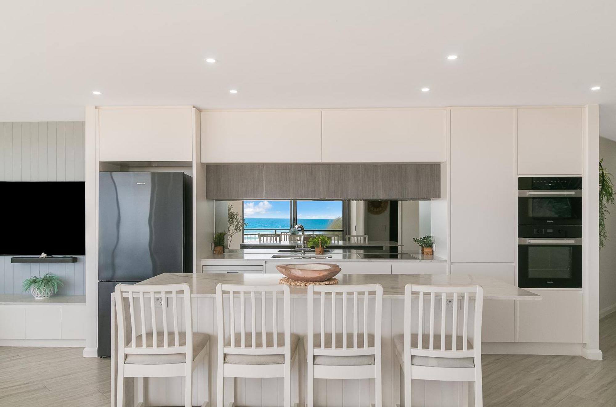 Oceanside Resort - Absolute Beachfront Apartments Gold Coast Exterior photo