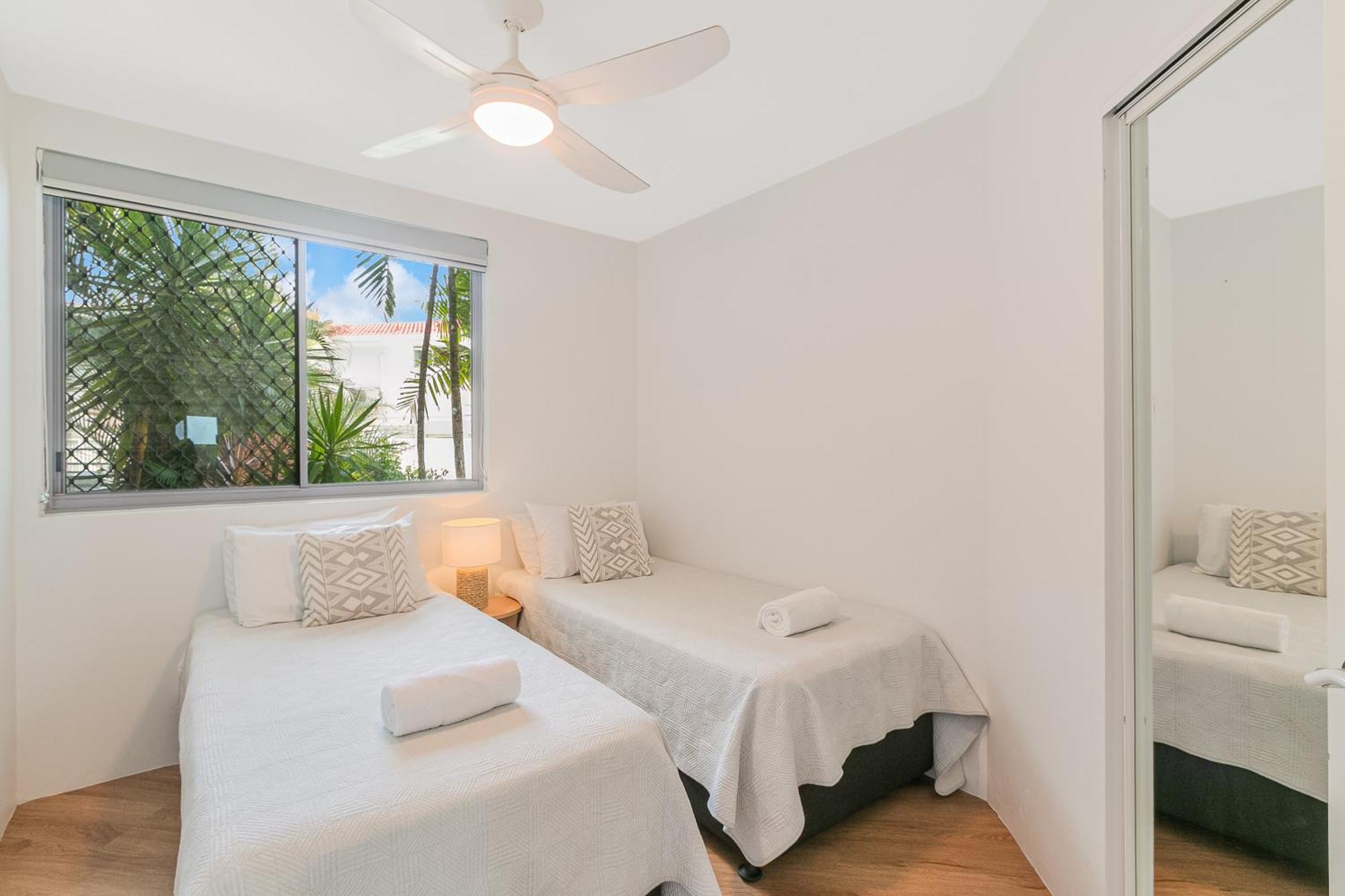 Oceanside Resort - Absolute Beachfront Apartments Gold Coast Exterior photo