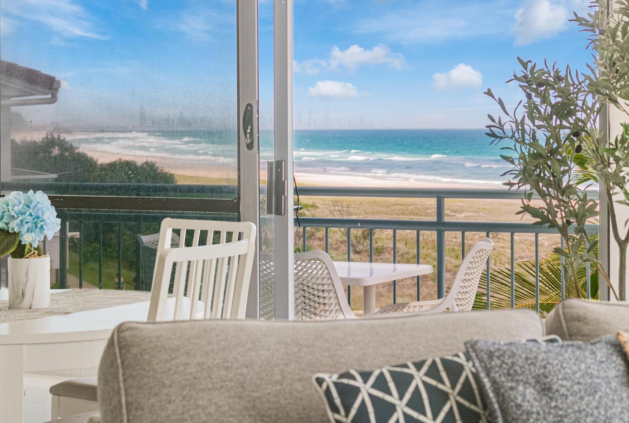 Oceanside Resort - Absolute Beachfront Apartments Gold Coast Exterior photo