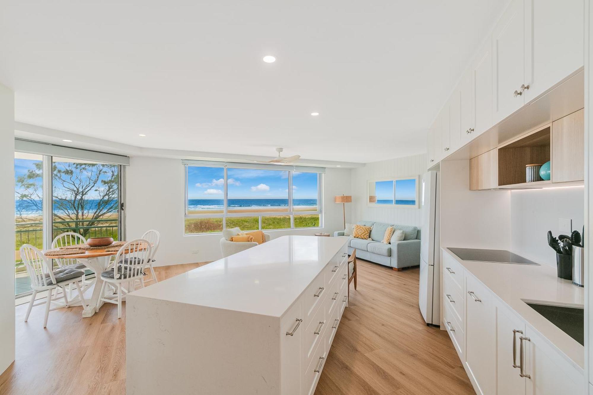 Oceanside Resort - Absolute Beachfront Apartments Gold Coast Exterior photo