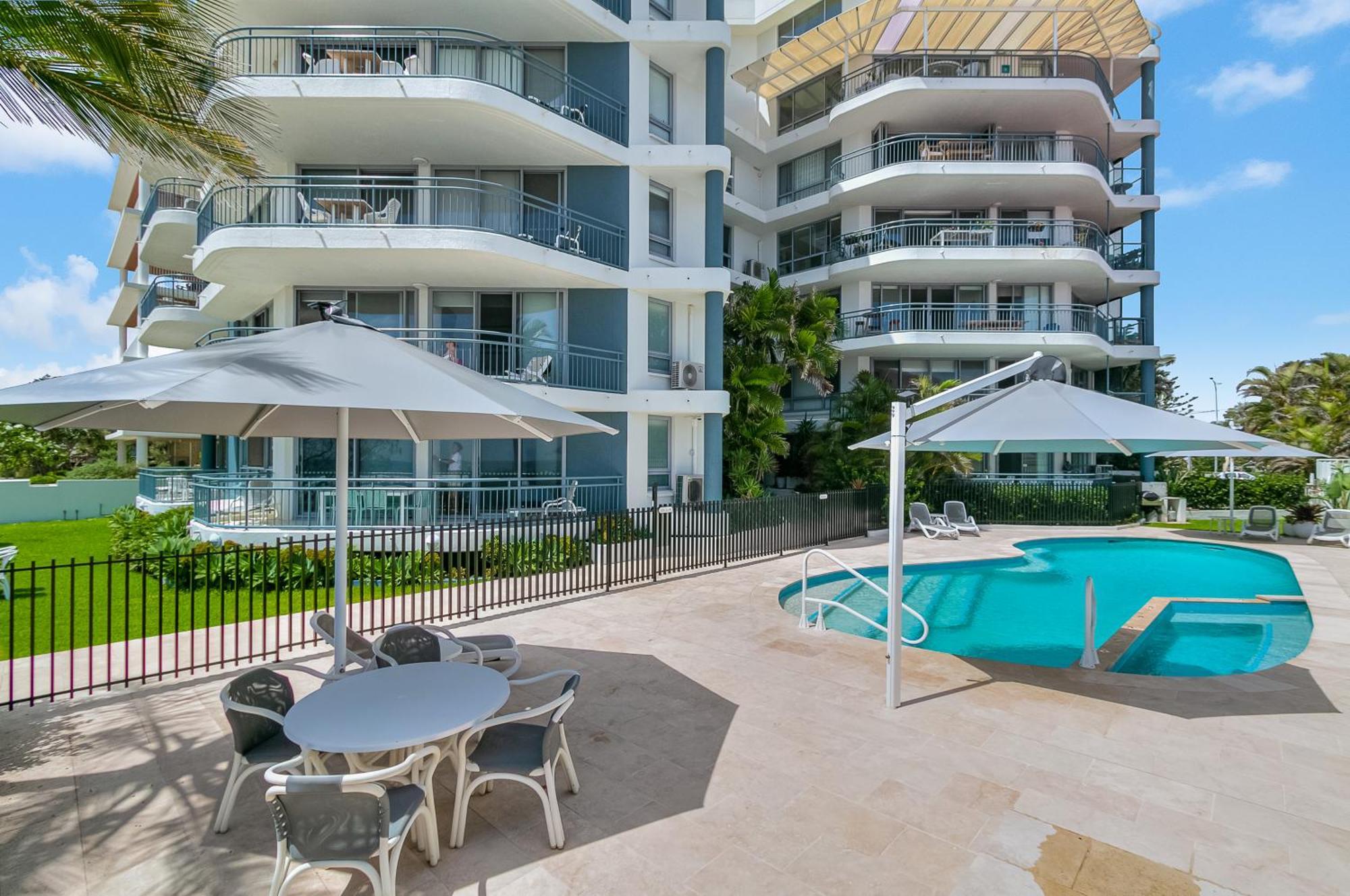 Oceanside Resort - Absolute Beachfront Apartments Gold Coast Exterior photo