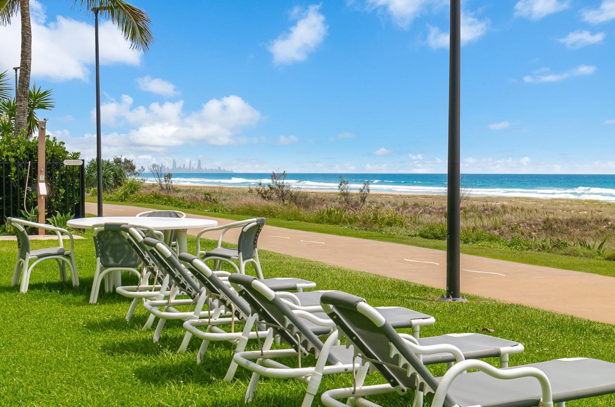 Oceanside Resort - Absolute Beachfront Apartments Gold Coast Exterior photo