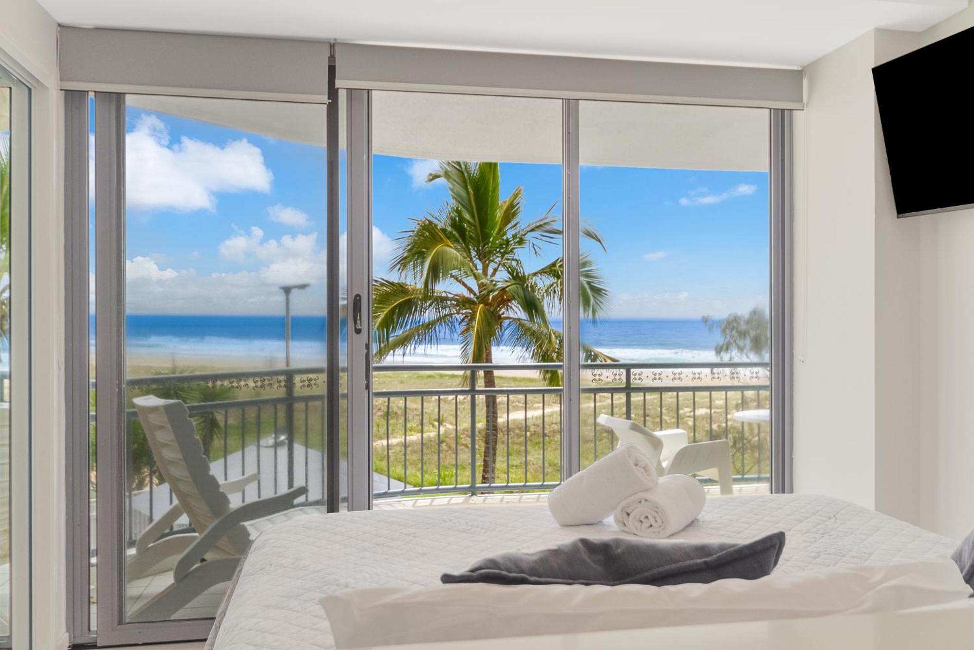 Oceanside Resort - Absolute Beachfront Apartments Gold Coast Exterior photo